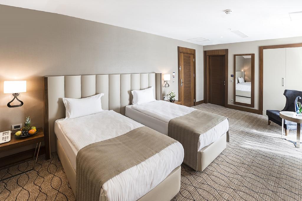 Ramada By Wyndham Sakarya Hotel Стая снимка
