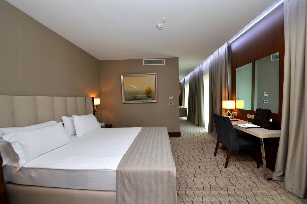 Ramada By Wyndham Sakarya Hotel Екстериор снимка